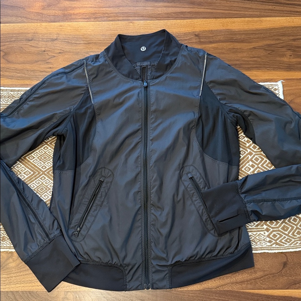 Lululemon Run to Make it True reversible jacket Black size 10